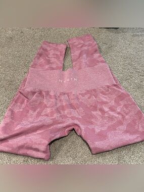 NVGTN Size Large Pink Seamless Camp Leggings Good Condition